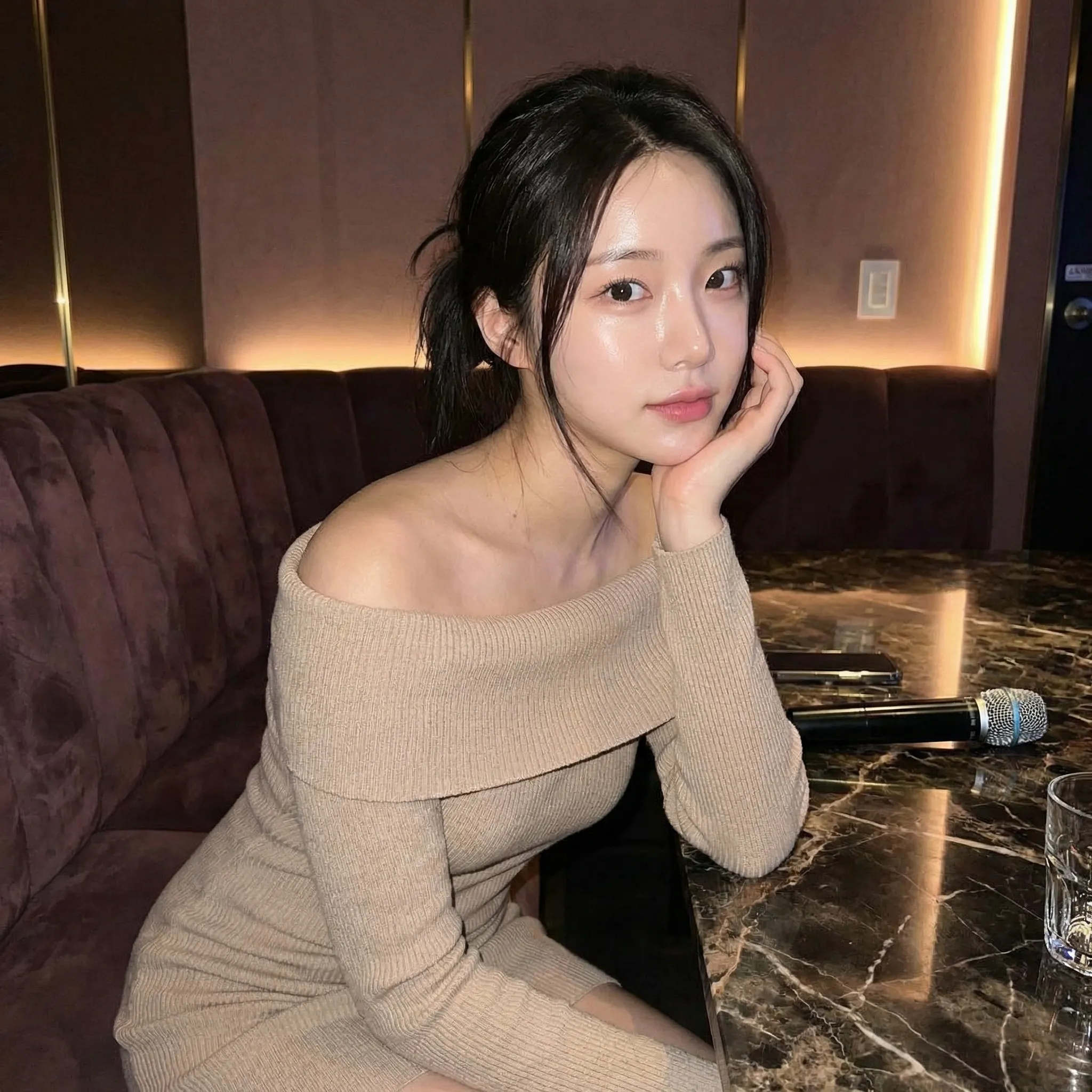 강남 쩜오 매니저 - 고급 룸싸롱에서 근무하는 프리미엄 매니저의 우아한 모습